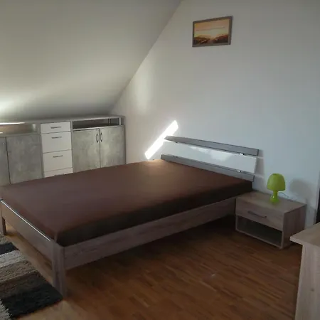 One In A Shared House Near Man-mtu-bmw Apartment