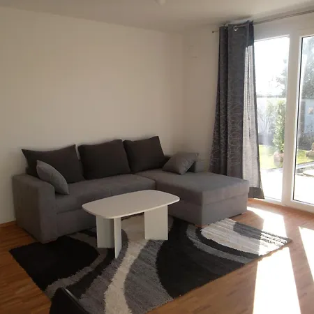 One In A Shared House Near Man-mtu-bmw Apartment *