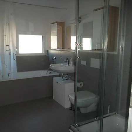 Apartment One In A Shared House Near Man-mtu-bmw